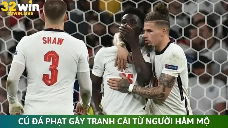 Cú đá phạt gây tranh cãi từ người hâm mộ và chuyên gia